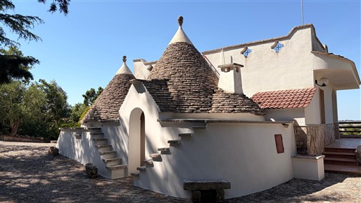 Villa Panoramica In Buone Condizioni Con Trullo Comunicante.
